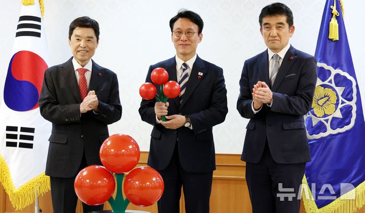 <b>김민석 총리</b>, <b>사랑의 열매</b> 성금 전달