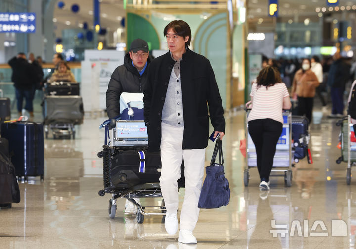 북중미 <b>월드컵 조 추첨</b>식 참석 위해 출국하는 <b>홍명보</b> 감독