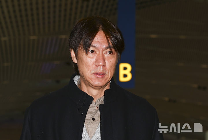 <b>홍명보</b>, 2026 북중미 <b>월드컵 조 추첨</b> 참석차 미국으로 출국 [뉴시스Pic]
