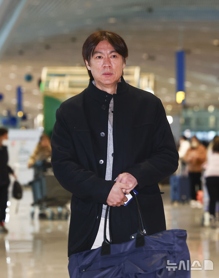 북중미 <b>월드컵 조 추첨</b>식 참석 위해 출국하는 <b>홍명보</b> 감독