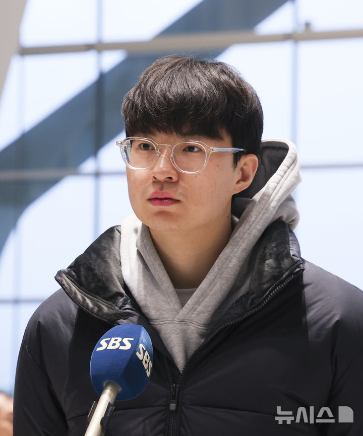 취재진 질문에 답하는 농구 <b>이현중</b>