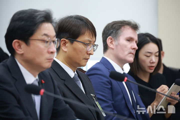 [서울=뉴시스] 고승민 기자 = 박대준 쿠팡 대표이사가 3일 서울 여의도 국회에서 열린 정무위원회의 쿠팡 개인정보 유출 관련 현안질의에서 송경희 개인정보보호위원장의 현안보고를 들으며 생각에 잠겨 있다. 2025.12