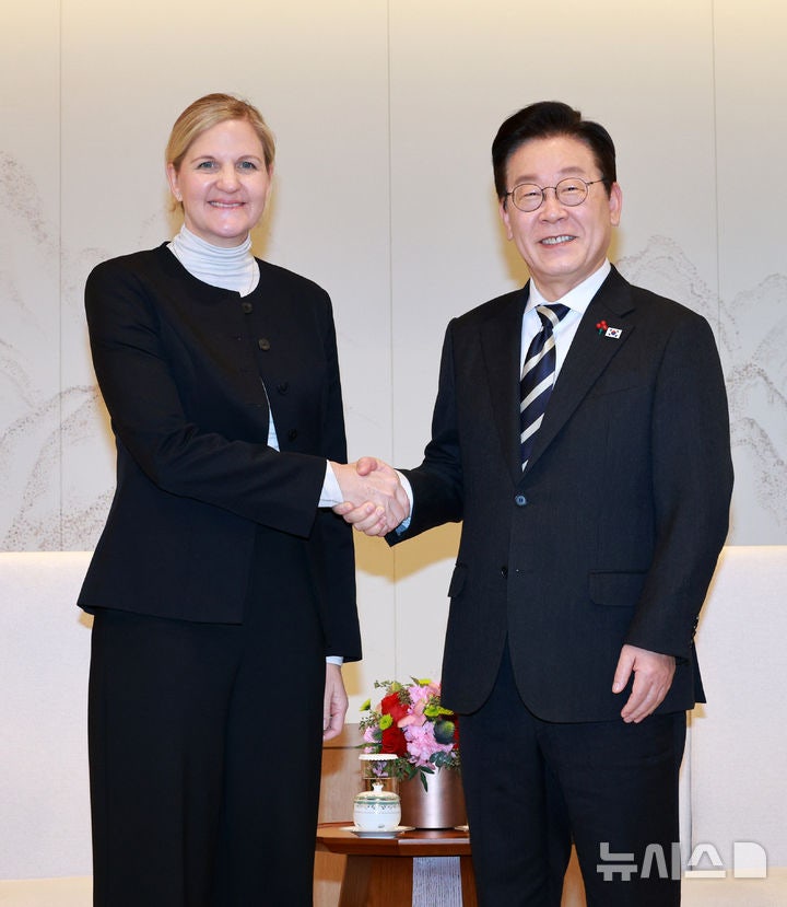 이 <b>대통령</b>, <b>IOC 위원장</b> 접견…"韓 체육 발전에 많은 지원 부탁"