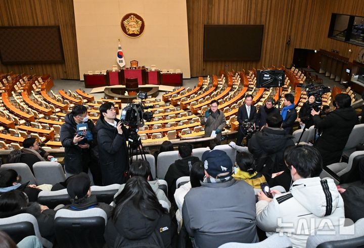 <b>계엄</b> 당시 본회의장 상황 설명하는 <b>우원식</b> 의장