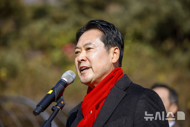 [서울=뉴시스] 정병혁 기자 = 장동혁 국민의힘 대표가 2일 서울 서초구 서울중앙지방법원에서 열린 추경호 의원 구속영장 청구 규탄대회에서 발언하고 있다. 2025.12.02. jhope@newsis.com