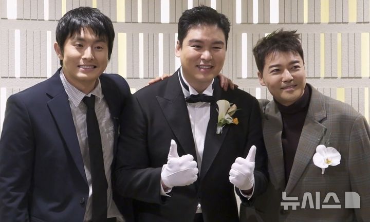 <b>전현무</b>, 이장우 결혼서 인생 첫 <b>주례</b> 데뷔…"잠 설쳤다"