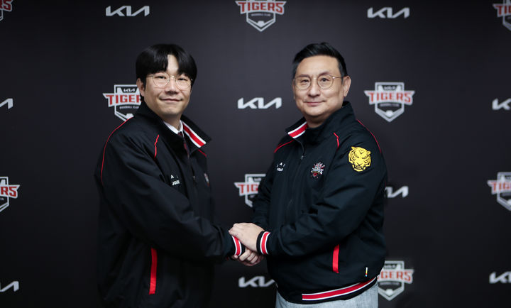 <b>KIA</b> 프랜차이즈 스타 <b>양현종</b>, 2+1년 45억원에 <b>잔류</b>…"도전 끝나지 않았다...