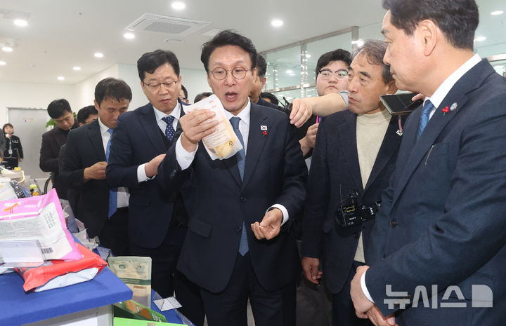 [익산=뉴시스] 김얼 기자 = 김민석(가운데) 국무총리가 5일 전북 익산시 한국식품산업클러스터진흥원 청년식품센터를 방문해 장내를 관람하고 있다. (사진=전북사진기자단 공동취재) 2