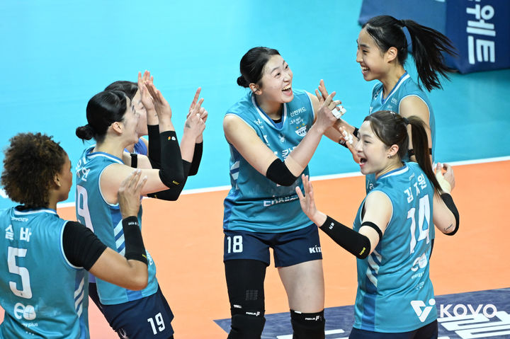 <b>GS</b>, 페퍼 3-0 완파하고 3위 도약…한전, 풀세트 끝 OK저축 제압(종합)