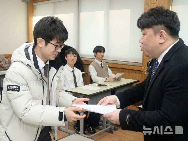 성적표 받는 <b>수능 만점자 이하진</b> 학생