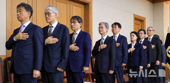 [서울=뉴시스] 김선웅 기자 = 조희대 대법원장 등이 5일 오후 서울 서초구 대법원 대회의실에서 열린 전국법원장회의에서 국기에 대한 경례를 하고 있다. 이날 전국법원장회의에서는 최