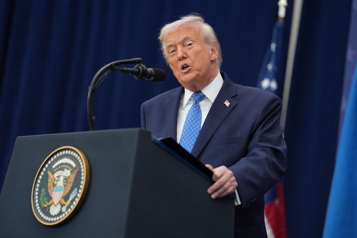 [워싱턴=AP/뉴시스]도널드 트럼프 미국 대통령이 지난 4일(현지 시간) 미국 워싱턴DC 도널드 J. 트럼프 평화연구소에서 르완다와 콩고민주공화국(민주콩고) 평화협정 서명식을 열고