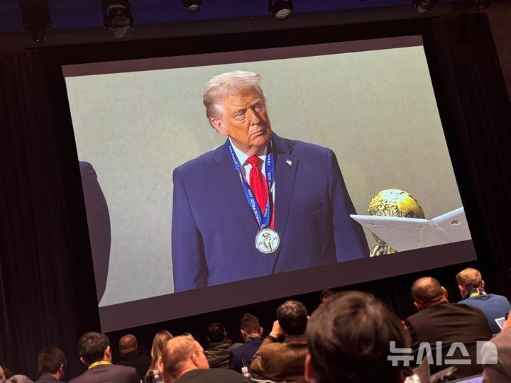FIFA, <b>월드컵 조추첨</b>서 돌연 트럼프에 평화상 수여
