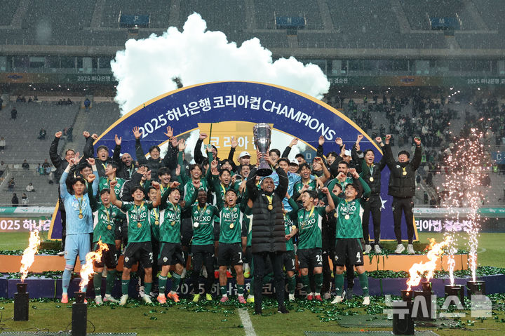 <b>전북</b>현대, 연장 끝에 광주 꺾고 <b>코리아컵 우승</b> [뉴시스Pic]