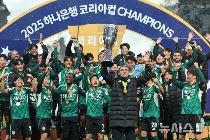 프로축구 전북 <b>포옛 감독</b>, K리그1·코리아컵 2관왕 달성 후 <b>사임</b>