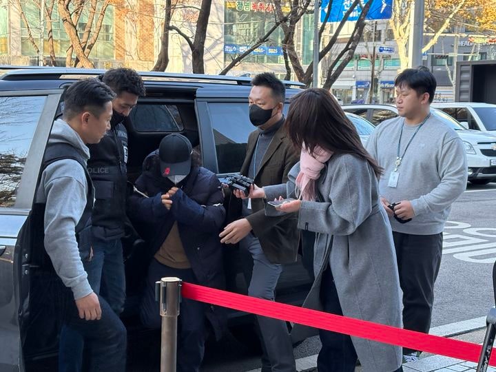 <b>남편 살해</b> <b>60대</b> 여성 구속심사…'계획 범행'에 고개 저어