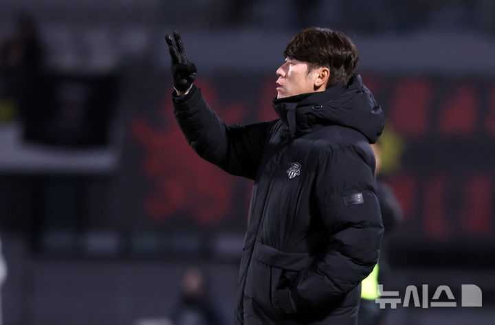 강등에 눈시울 붉힌 수원FC <b>김은중 감독</b> "모든 게 내 <b>책임</b>"