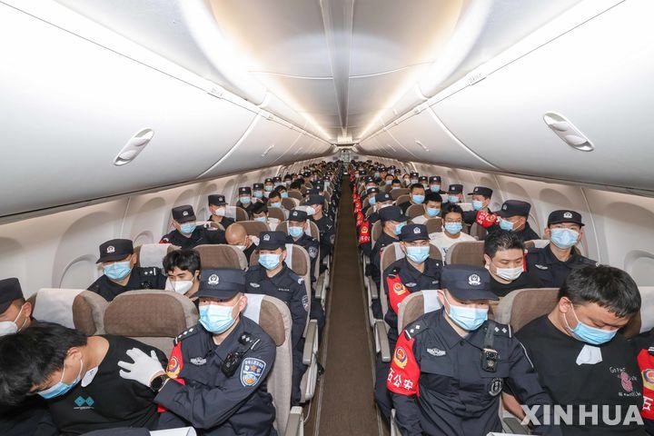 [우한=신화/뉴시스]﻿﻿중국이 미얀마, 태국 등과 손잡고 미얀마에서 벌어지는 국제 통신 사기 범죄에 대응을 강화하는 가운데, 지난 2월부터 6600명이 넘는 중국 용의자들이 미얀마에서 송환된