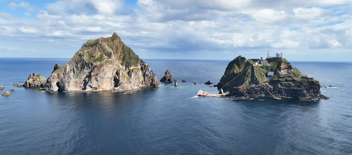 [서울=뉴시스] 독도의날인 25일 드론으로 촬영한 독도의 모습이 보이고 있다.독도의 날은 대한제국 고종이 1900년 10월 25일 독도를 울릉도의 부속 섬으로 제정한 일을 기념하기 위해 2000년 민간단체 독도수호대