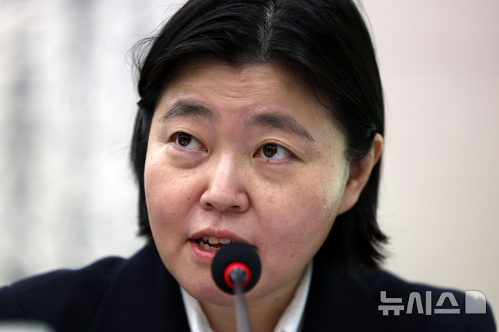 [서울=뉴시스] 김명년 기자 = 임은정 서울동부지검장이 23일 오전 서울 여의도 국회 법제사법위원회에서 열린 서울고등검찰청-서울중앙지방검찰청 등에 대한 국정감사에서 질의에 답하고 있다.2025.10.23.kmn@