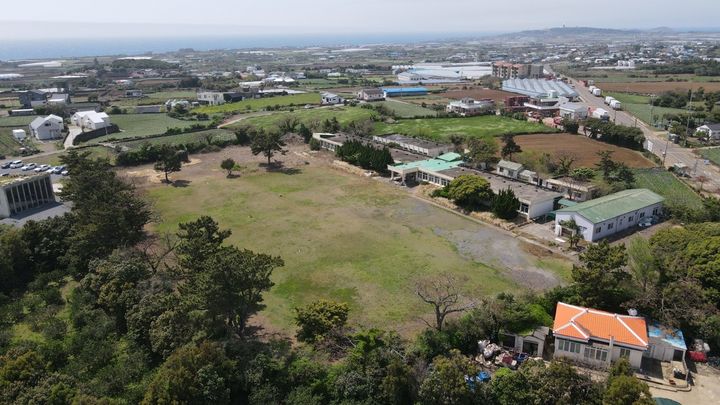 [제주=뉴시스] 서귀포시 대정읍 엣 무릉중학교 유휴 부지 전경.(사진=제주도 제공) *재판매 및 DB 금지