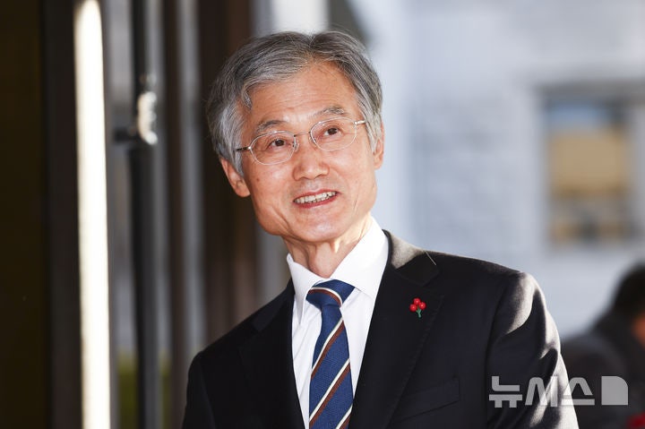 미소 보이는 <b>조희대</b> 대법원장… 법원행정처, 사흘간 <b>사법</b>제도 개편 공청...