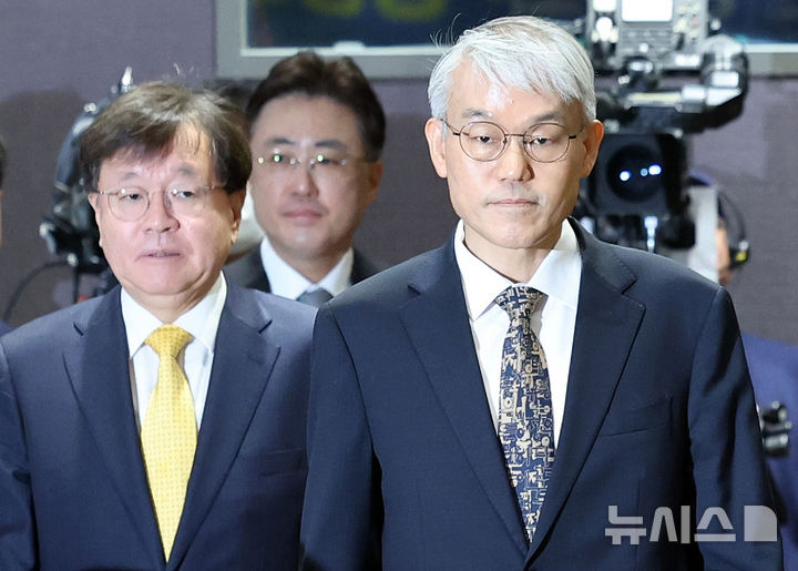 [서울=뉴시스] 조성우 기자 = 천대엽(오른쪽) 법원행정처장이 9일 오전 서울 서초구 서울법원종합청사 청심홀에서 열린 '국민을 위한 사법제도 개편' 공청회에 참석 있다.2025.12.09.xconfind@news