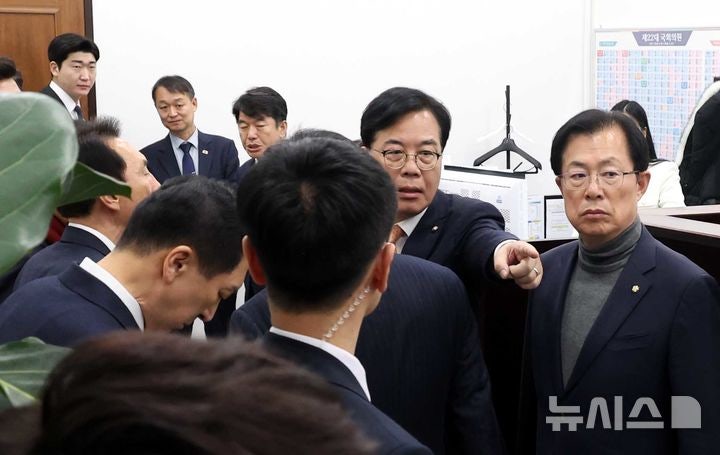 국힘, 국회의장실 찾아 <b>필리버스터 중단</b> 집단 <b>항의</b>…"강력 규탄"
