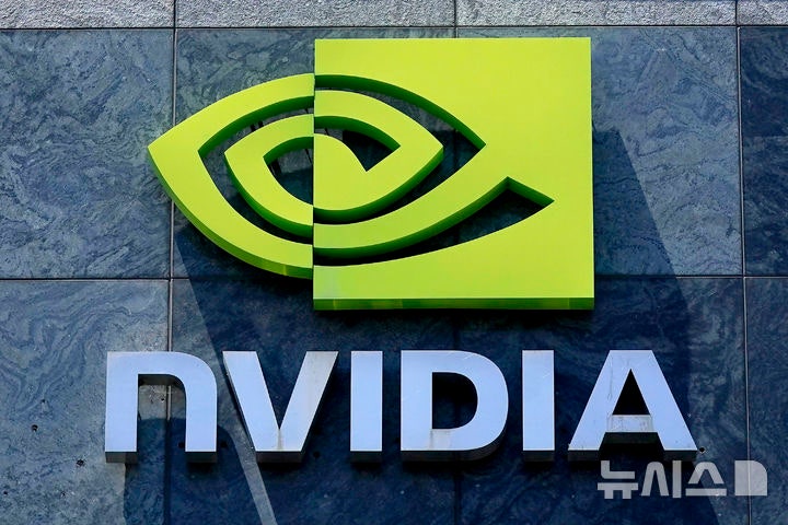 [샌타클래라=AP/뉴시스] 중국으로 수출되는 엔비디아 H200 칩이 미국에서 안보 심사를 거친 뒤 중국으로 수출될 예정이라고 월스트리트저널이 9일(현지 시간) 보도했다.(사진=뉴시스DB) 2025.12.10.