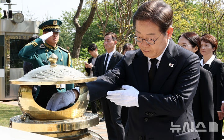 이 대통령, DJ <b>노벨평화상</b> 25주년에 "대한국민도 받을 자격 충분"