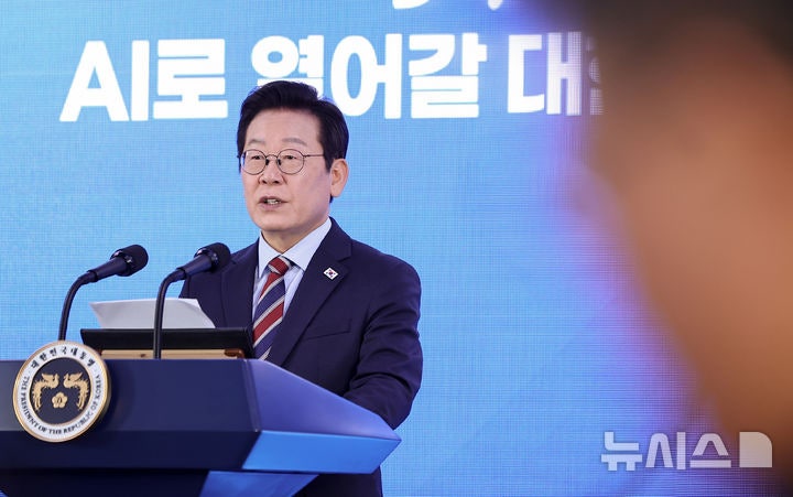 李대통령, 'K-<b>반도체 육성</b>전략 보고회' 주재…"글로벌 2강 도약"