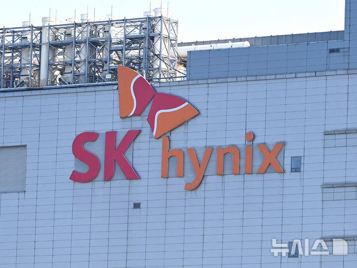 [이천=뉴시스] 김종택 기자 = SK하이닉스는 HBM(고대역폭메모리) 시장에서 쌓은 기술력을 앞세워 올해 3분기 영업이익이 창사 이래 최초로 10조원을 넘어섰다.SK하이닉스는 올해 3분기 매출액 24조4489억원,<a href=