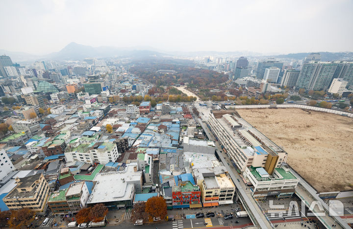 [서울=뉴시스] 황준선 기자 = 유네스코 세계유산인 종묘 인근 세운4구역의 고층 건물 개발을 두고 서울시와 정부의 갈등이 심화되고 있는 24일 서울 종로구 종묘와 세운4구역의 모습.2025.11.24.hwang@