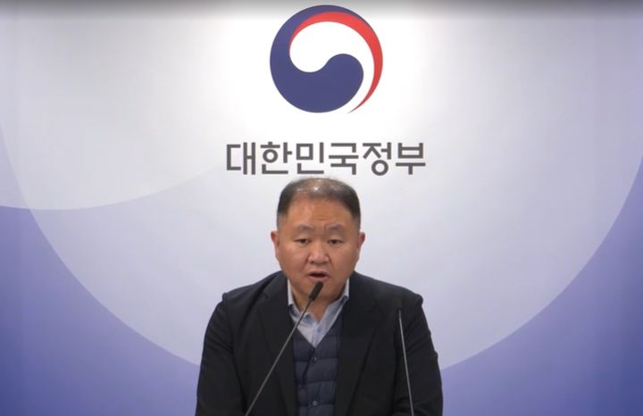 [서울=뉴시스] 박은비 기자 = 남영준 과기정통부 주파수정책과장이 10일 정부서울청사에서 열린 '이동통신 주파수 재할당 세부 정책방안' 발표 브리핑 질의응답을 진행하고 있다.2025.12.10.silverline