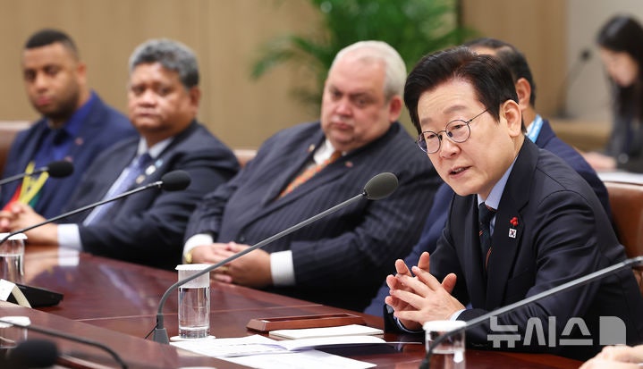 이 <b>대통령</b>, <b>태평양 도서국</b> 만나 "광물·에너지 협력 확대 가능성 커"