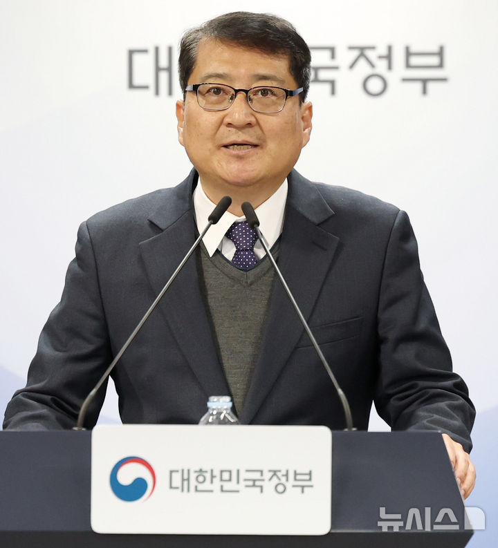 [서울=뉴시스] 추상철 기자 = 김경우 과학기술정보통신부 전파정책기획과장이 10일 오후 서울 종로구 정부서울청사에서 이동통신 주파수 재할당 세부 정책방안과 관련 브리핑을 하고 있다.2025.12.10.scchoo