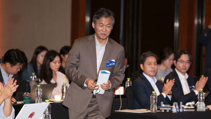 [서울=뉴시스] 김선웅 기자 = 최우형 케이뱅크 은행장이 15일 서울 여의도 콘래드호텔에서 열린 케이뱅크 기업공개(IPO) 기자간담회에서 상장 이후 케이뱅크의 성장 전략 및 계획을 발표하기 위해 단상에 오르고 있다.