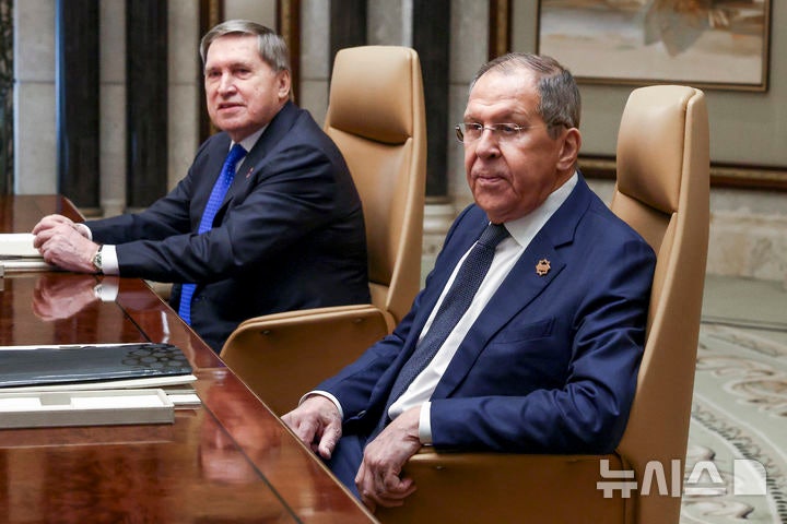 [리야드(사우디아라비아)=AP/뉴시스]세르게이 라브로프 러시아 외무장관이 도널드 트럼프 미국 대통령을 "우크라이나 전쟁이 불가피했던 이유를 이해하기 시작한 유일한 서방 지도자"라고 평가했다.사진은 라브로프 장관이 