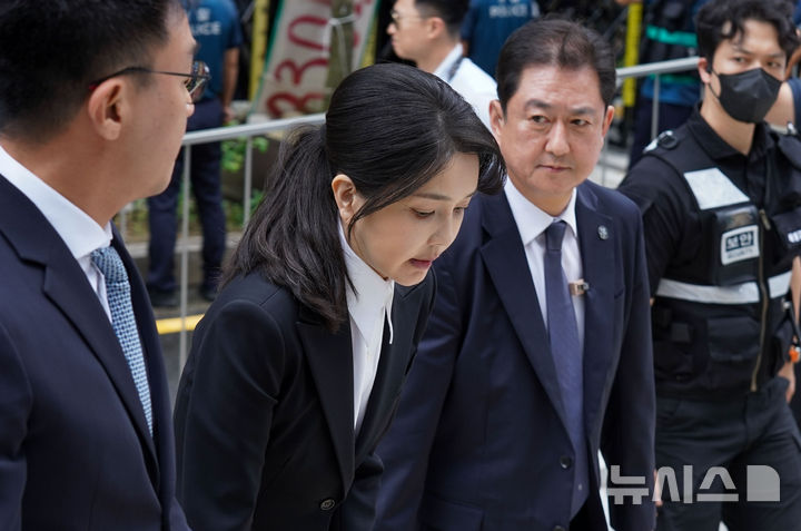 [서울=뉴시스] 사진공동취재단 = 도이치모터스 주가조작 연루 의혹 등을 받는 김건희 여사가 6일 서울 종로구 김건희 특검팀(특별검사 민중기) 사무실에 피의자 신분으로 조사를 받기 위해 들어서고 있다.2025.08.