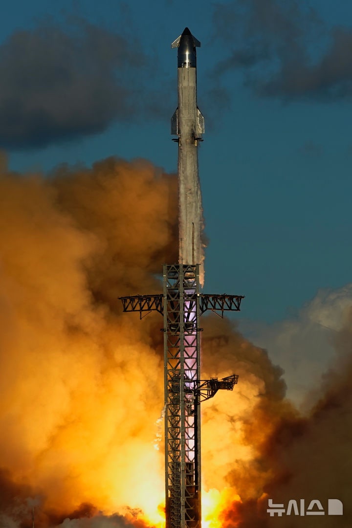 [보카치카=AP/뉴시스] 스페이스X의 대형 우주선(메가 로켓) 스타십이 지난 10월13일(현지 시간) 미 텍사스주 보카치카 해변의 스타베이스 기지에서 11번째 시험 발사되고 있다.위성을 연결해 인공지능 데이터센터로