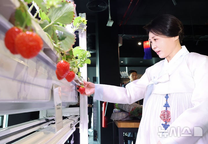 <b>김혜경 여사</b>, <b>쌍샘자연교회</b> 방문…"환경 지키려는 작은 노력, 미래 바꿔...