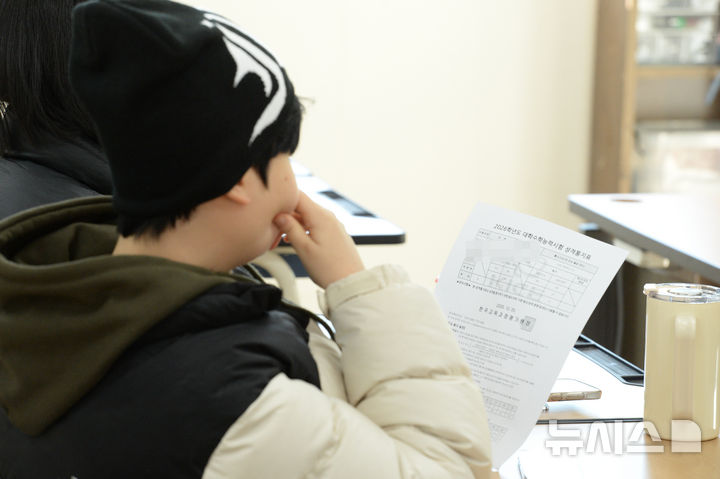 [울산=뉴시스] 배병수 기자 = 2026학년도 대학수학능력시험 성적표가 배부된 지난 5일 울산 중구 다운고등학교에서 수험생들이 수능 성적표를 확인하고 있다