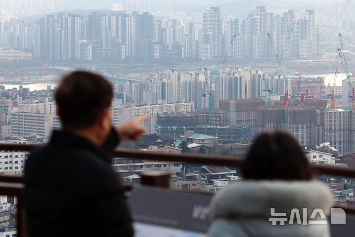 [서울=뉴시스] 조성우 기자 = 서울 강남 3구(강남·서초·송파)와 용산구가 토지거래허가구역으로 확대 지정된 후 신고가 거래 비율이 오히려 높아진 것으로 나타난 9일 오후 서울 남산에서 강남과 용산 일대 아파트 단지