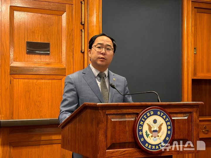 [워싱턴=뉴시스]이윤희 특파원 = 한국계 미국인 최초로 미국 연방상원에서 활동 중인 앤디 김(민주·뉴저지) 상원의원이 10일(현지 시간) 미국 워싱턴DC 연방상원 건물인 더크슨빌딩에서 한국 특파원들과 간담회를 진행하