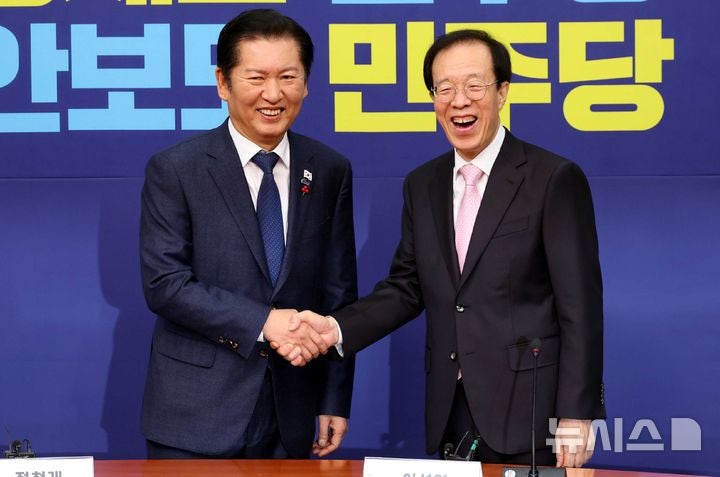 <b>정청래</b> "당 잘못하면 정문일침 내려달라" <b>이석연</b> "법 왜곡죄 재고해달라...