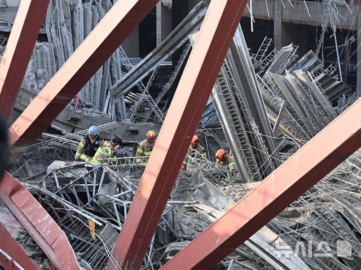 [광주=뉴시스] 이현행 기자 = 11일 오후 광주 서구 치평동 광주대표도서관 건설 현장에서 콘크리트 타설 작업 중 구조물 붕괴 사고가 나 소방 당국이 매몰된 것으로 추정되는 작업자를 구조 하고 있다.2025.12.