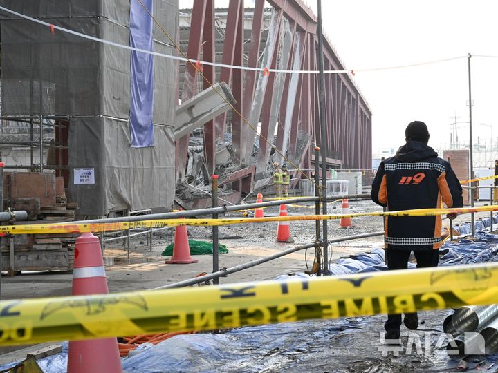 [광주=뉴시스] 이현행 기자 = 11일 오후 광주 서구 치평동 광주대표도서관 건설 현장에서 콘크리트 타설 작업 중 구조물 붕괴 사고가 나 소방 당국이 매몰된 것으로 추정되는 작업자를 구조 하고 있다.2025.12.