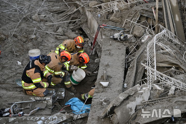 [광주=뉴시스] 이영주 기자 = 소방 당국이 11일 오후 광주 서구 치평동 광주대표도서관 건설 도중 난 콘크리트 타설 작업 중 구조물 붕괴 사고 현장에서 잔해물에 매몰된 것으로 추정되는 작업자들을 수색 구조하고 있다