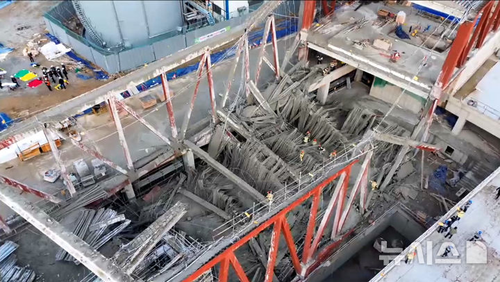 [광주=뉴시스] 변재훈 기자 = 11일 오후 광주 서구 치평동 광주대표도서관 건설 도중 난 구조물 붕괴 현장에서 소방 당국이 매몰 작업자들을 수색,구조하고 있다.(사진=광주소방본부 제공) 2025.12.11.p