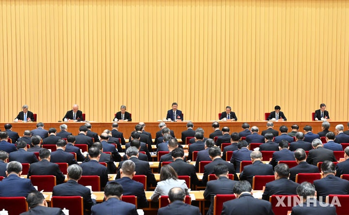 [베이징=신화/뉴시스] 중국 최고지도부가 시진핑 국가주석 주재로 중앙경제공작회의를 개최하고,복합적인 내·외부 도전에 대응하기 위해 내수 주도와 개혁·혁신 등에 방점을 둔 2026년 경제 운영 방향을 제시했다.11